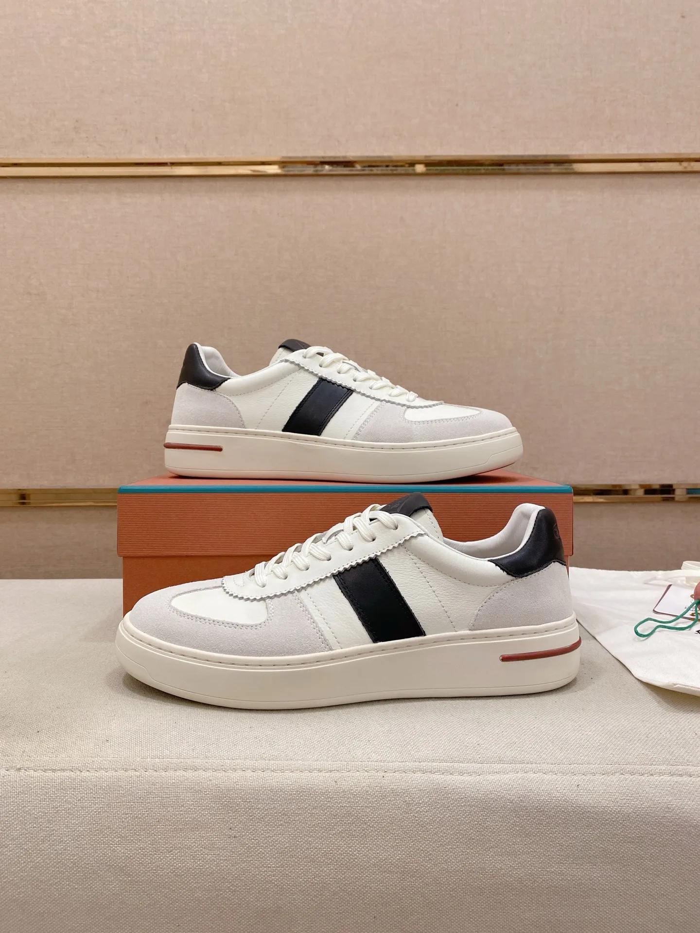 Men's shoes💰: 580💰🔥𝐥𝐨𝐫𝐨 𝐏𝐢𝐚𝐧𝐚 lp classic loafers, an Italian treasure brand, the only brand that can match Hermès! Only after wearing it do we realize that we can’t live up to our feet. The upper is made of imported first-layer cowhide with breathable fly-knit fabric, water-dyed cowhide foot pads, and the official original glass rubber outsole and pendant. Exclusive original packaging (tag ➕ brand paper ➕ outer box ➕ hand bag) code number: 38-44. Can be customized 45-46